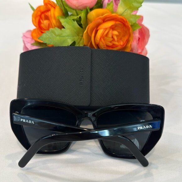 Authentic Prada sunglasses with case - Picture 1 of 13